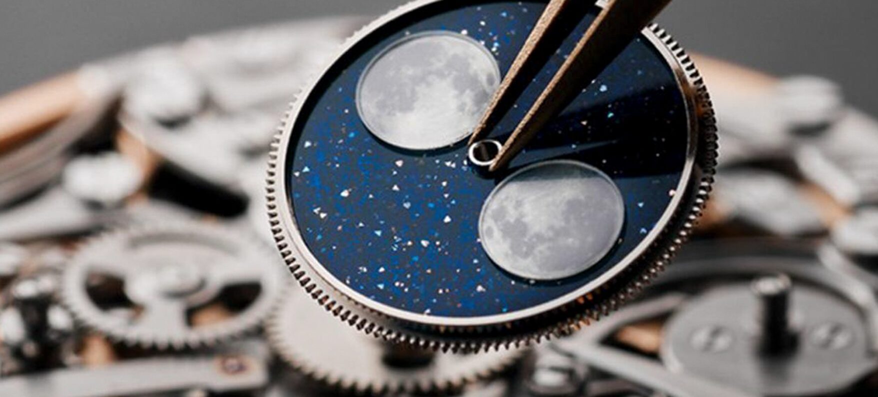 ロイヤルオークは、第一次世界大戦においてイギリスで使用された同名の戦艦をモチーフにしています。戦艦の名前は、ピューリタン革命時に皇太子の命を救ったという樹木「ロイヤルオーク」が由来です